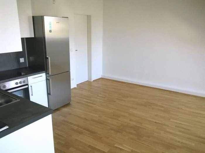 Wohnzimmer mit neuwertiger Einbauküche (nicht getr. begehbar)
