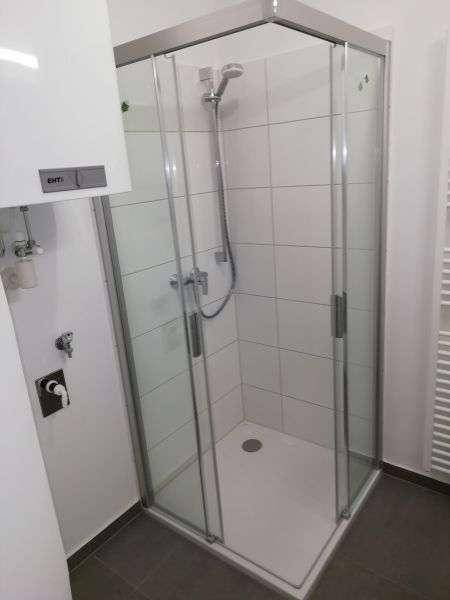 neuwertiges Bad mit Dusche und WM-Anschluss