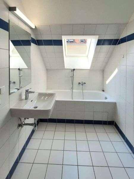 größeres Bad mit Wanne / WC / Fenster und WM-Anschluss