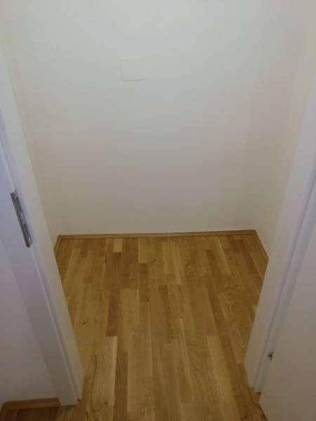 Praktischer Abstellraum mit hellem Holzplankenboden, ideal für zusätzlichen Stauraum.