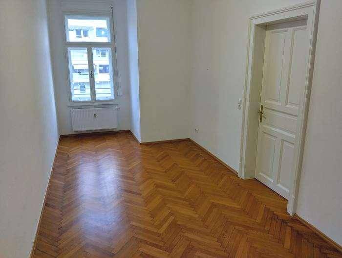 größeres und helles Schlafzimmer (getr. begehbar)