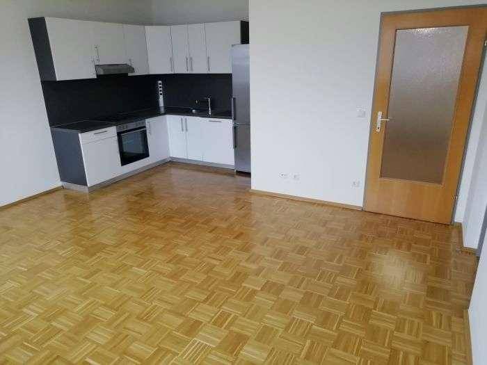 ruhiges und sonniges Wohnzimmer mit Einbauküche - Innenhof (nicht getr. begehbar)