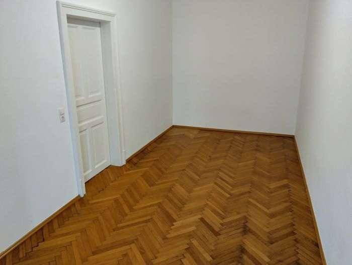 größeres und helles Schlafzimmer (getr. begehbar)