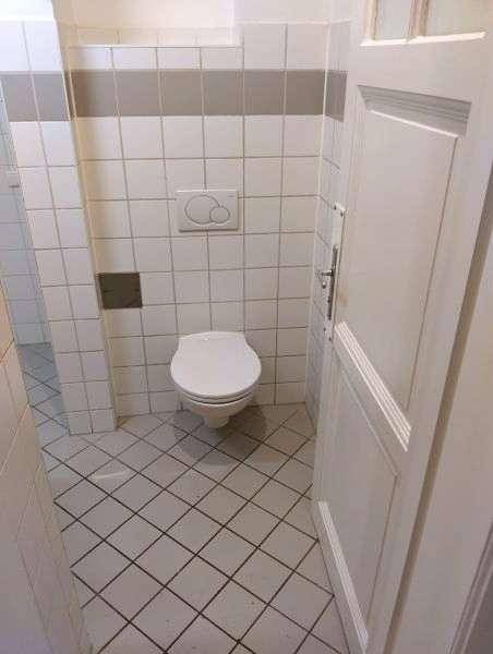 Bad mit Dusche / WC / Fenster und WM-Anschluss