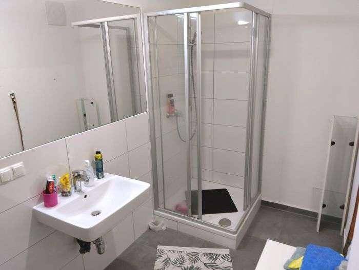 neuwertiges Bad mit Dusche / WM-Anschluss und Sprossenheizkörper
