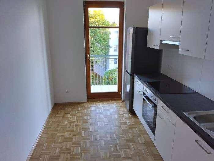extra Küche neu möbliert mit sonnigem Süd-Balkon