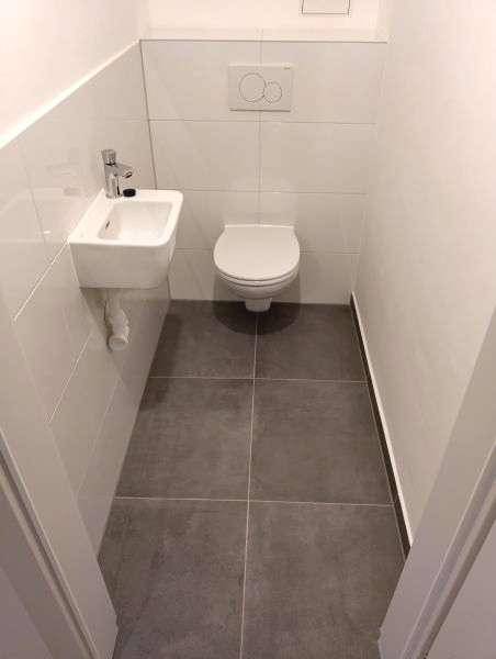 neu saniertes WC mit Waschbecken