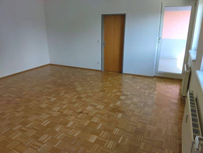 größeres Wohnzimmer mit Süd-Balkon - Innenhof