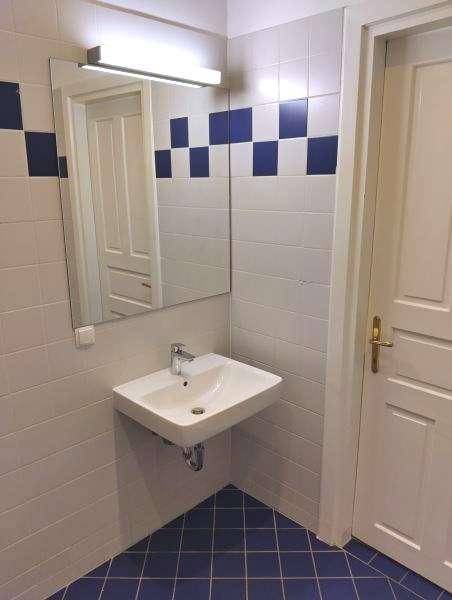 Bad mit Wanne und WM-Anschluss