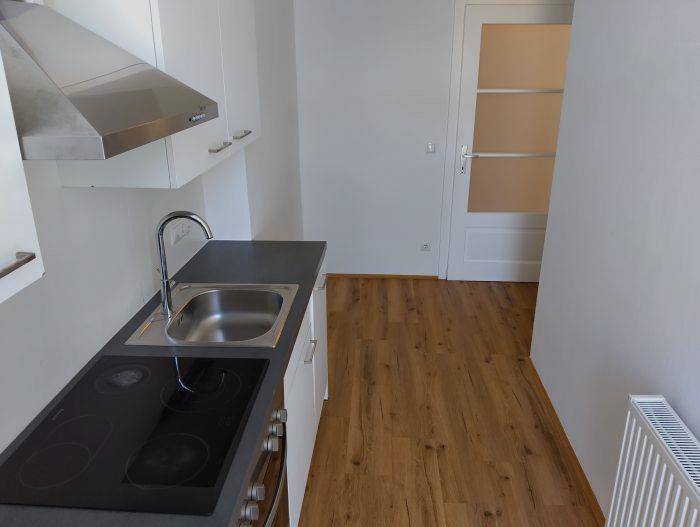 extra Küche möbliert mit ruhigem Balkon - Innenhof (neuwertig)