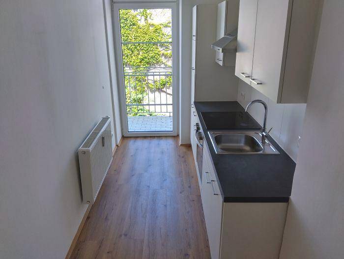 extra Küche möbliert mit ruhigem Balkon - Innenhof (neuwertig)