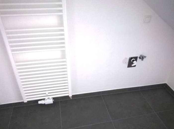 neuwertiges Bad mit Dusche / WC und Fenster