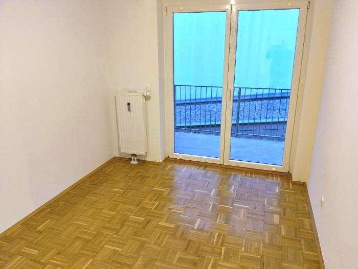 kleines Arbeits- oder Schlafzimmer (getr. begehbar)