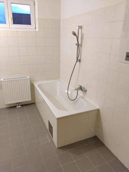 größeres Bad mit Wanne / Fenster und WM-Anschluss