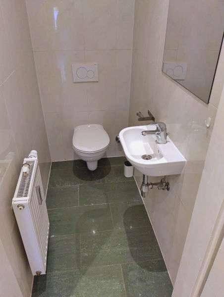 extra WC mit Waschbecken