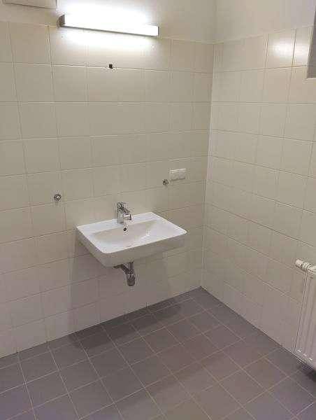 größeres Bad mit Wanne / Fenster und WM-Anschluss