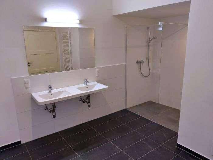 großzügiges und neuwertiges Bad mit Wanne / Dusche / Fenster und WM-Anschluss