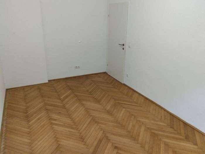 größeres und helles Zimmer (getr. begehbar)