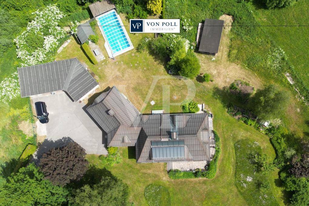 Draufsicht des weitläufigen Anwesens mit Haupthaus, Nebengebäuden, Pool und großem Grundstück.