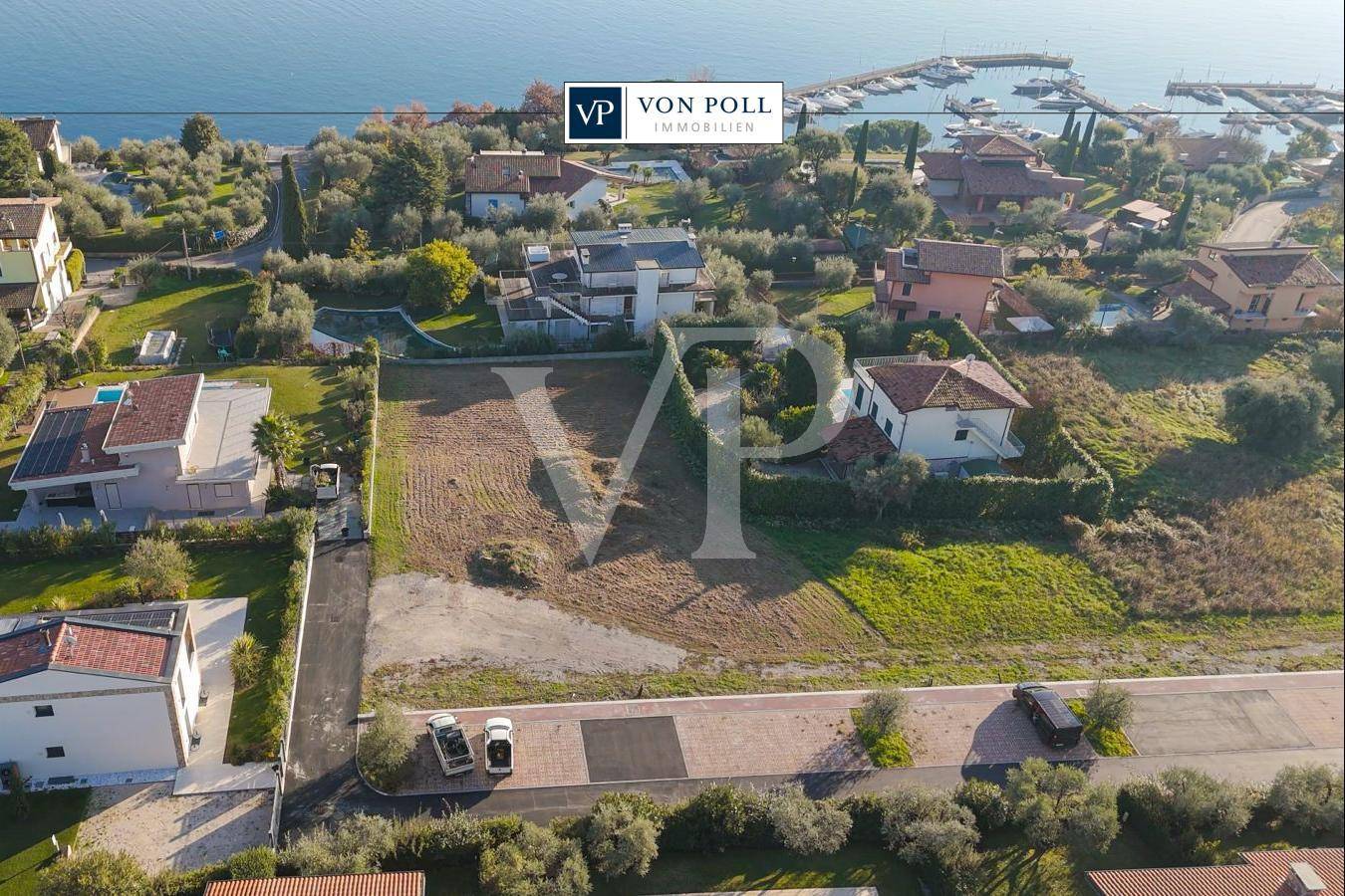 Luftaufnahme eines unbebauten Grundstücks mit Blick auf den See und den Yachthafen.