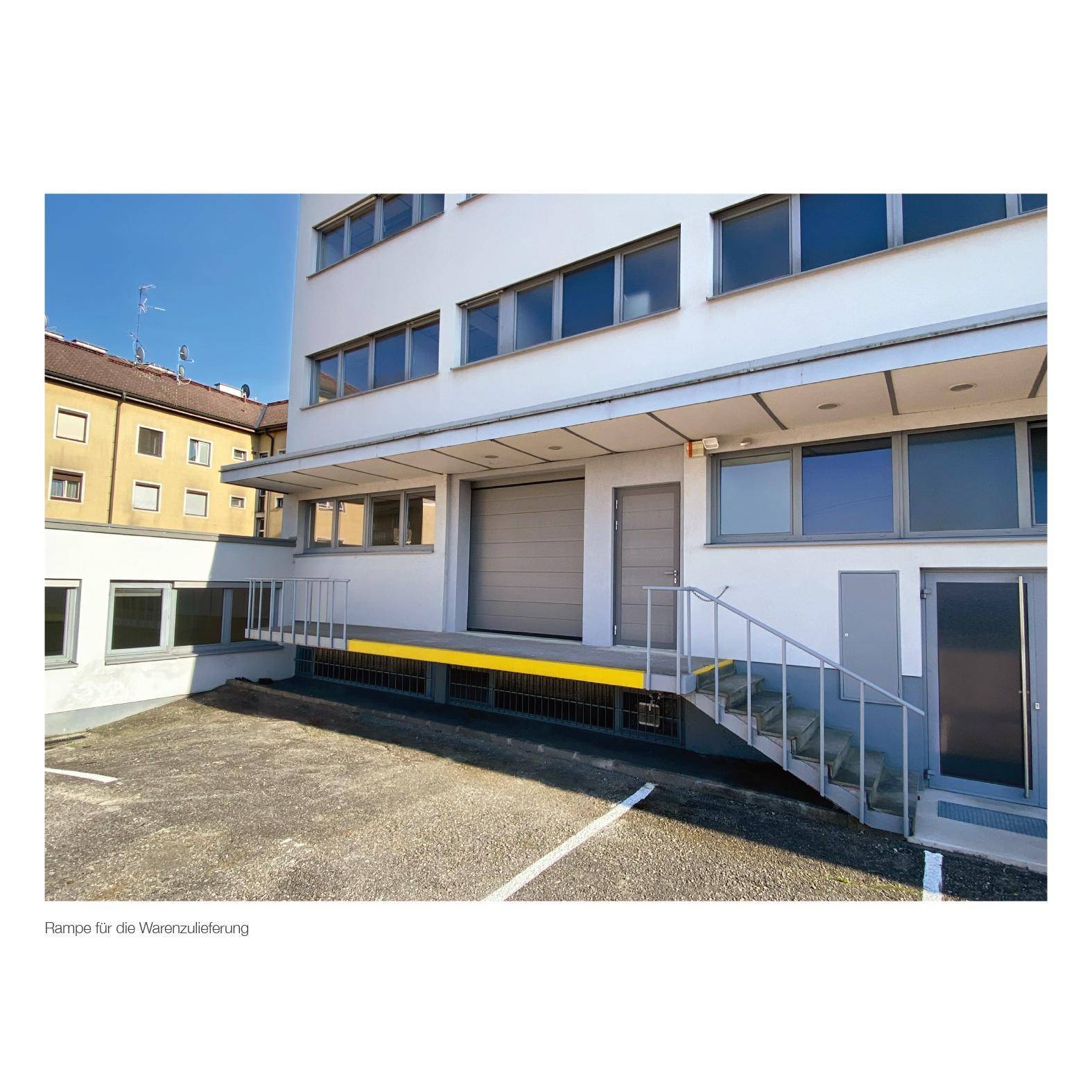 Laderampe für Warenlieferungen am Gebäude mit Zugang über eine Außentreppe.