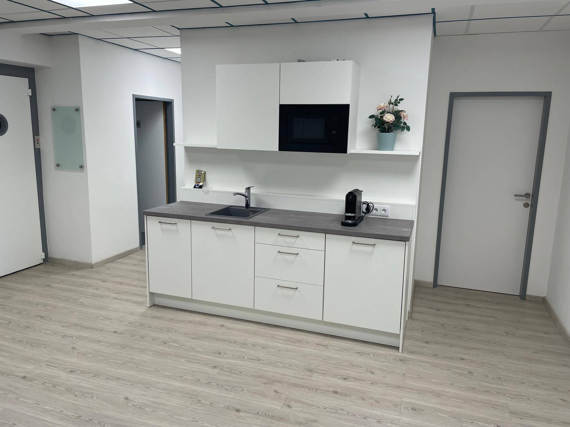 PROVISIONSFREIES Geräumiges 3 Zimmer Büro mit westlicher Ausrichtung, um € 8/qm! - Ansicht 3