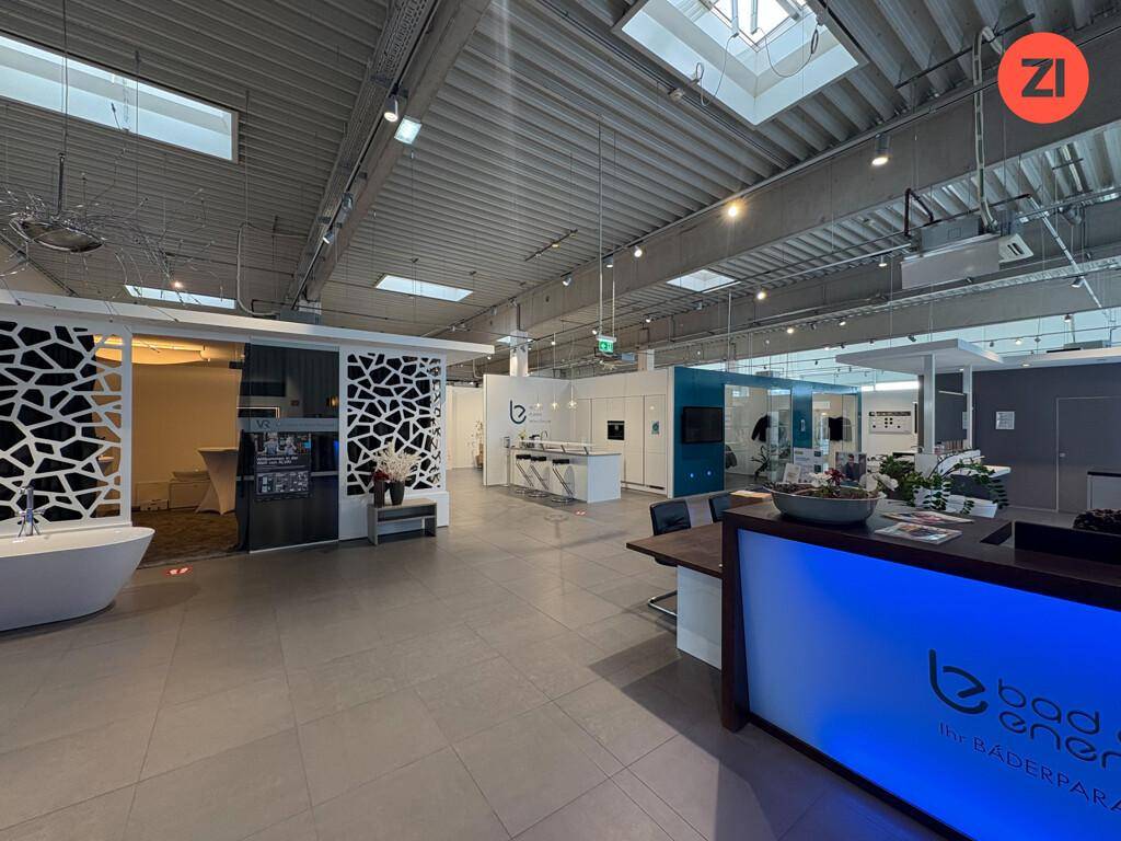 Großer Ausstellungsraum mit modernen Bad- und Küchenlösungen, viel Tageslicht und hoher Decke.