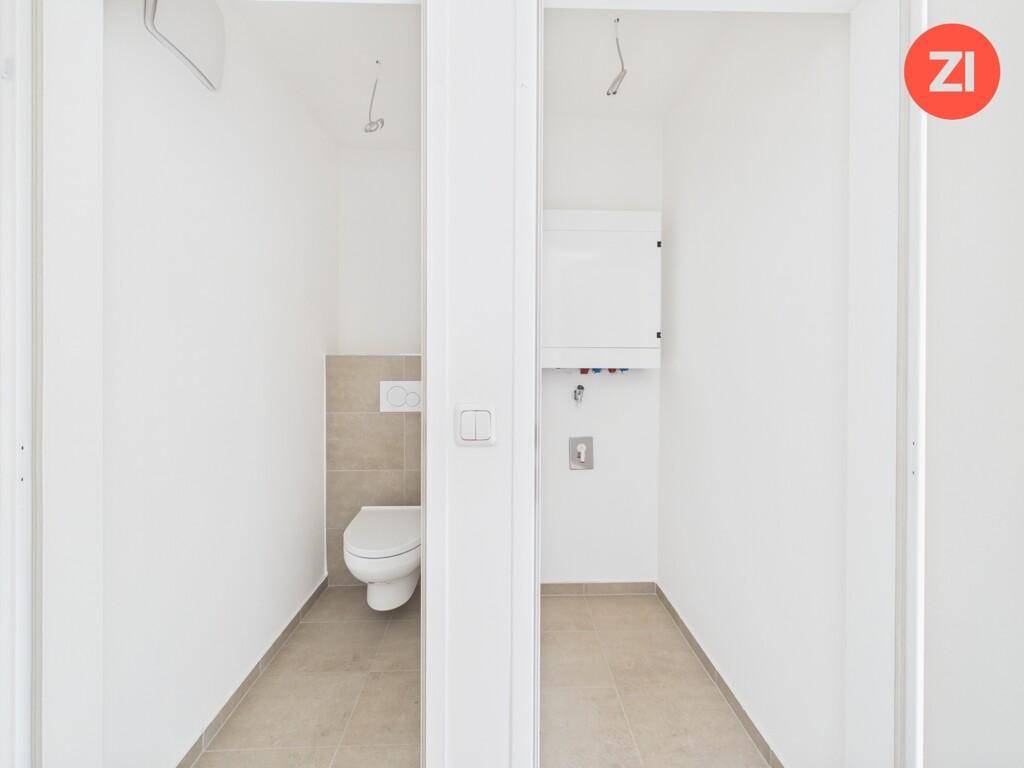 Zwei kleine Räume, einer mit WC und der andere als Technik- oder Abstellraum.