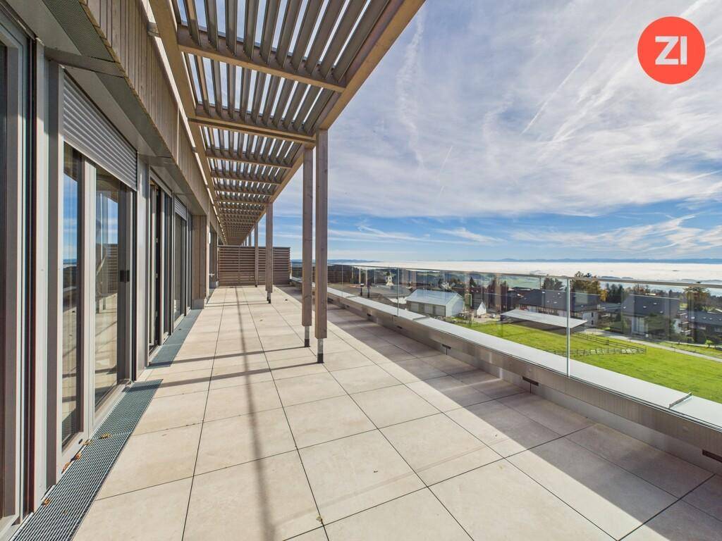 Große Terrasse mit moderner Pergola und Glasgeländer, bietet einen weiten Blick.