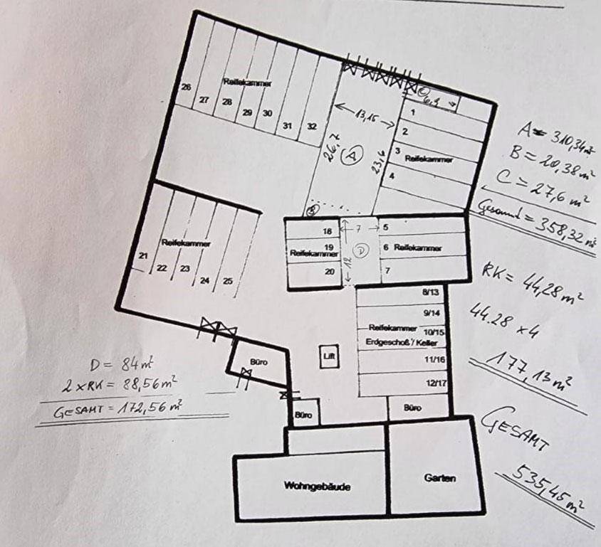 Handgezeichneter Grundriss mit verschiedenen Räumen, Büros, Kühlkammern und einem Wohngebäude.