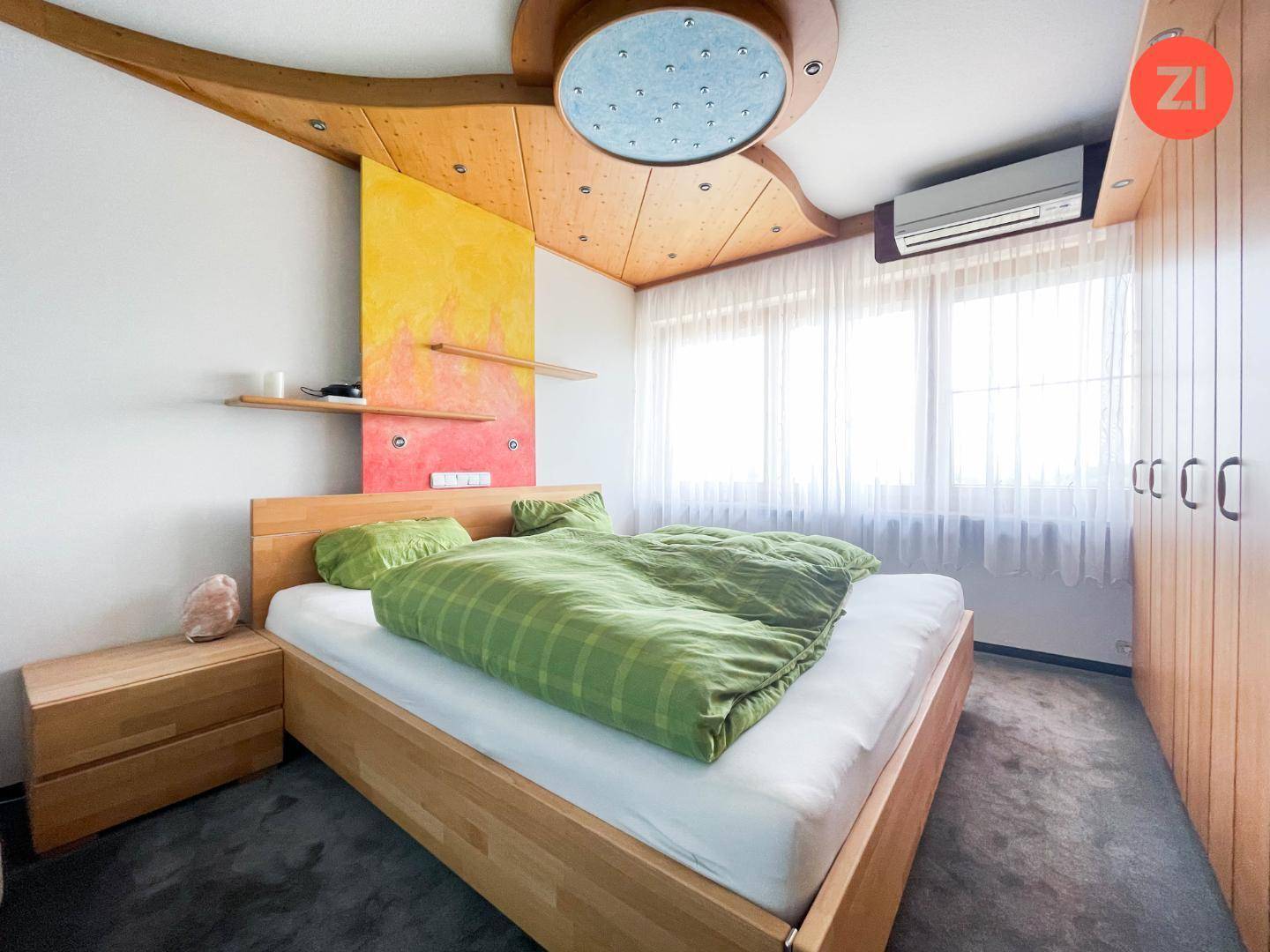 Modernes Schlafzimmer mit Holzbett, Deckenverkleidung und Klimaanlage.