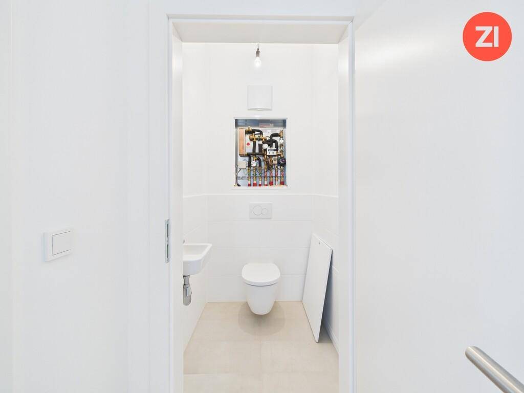 Kleines Gäste-WC mit wandhängendem WC und Waschbecken, ideal für Besucher.