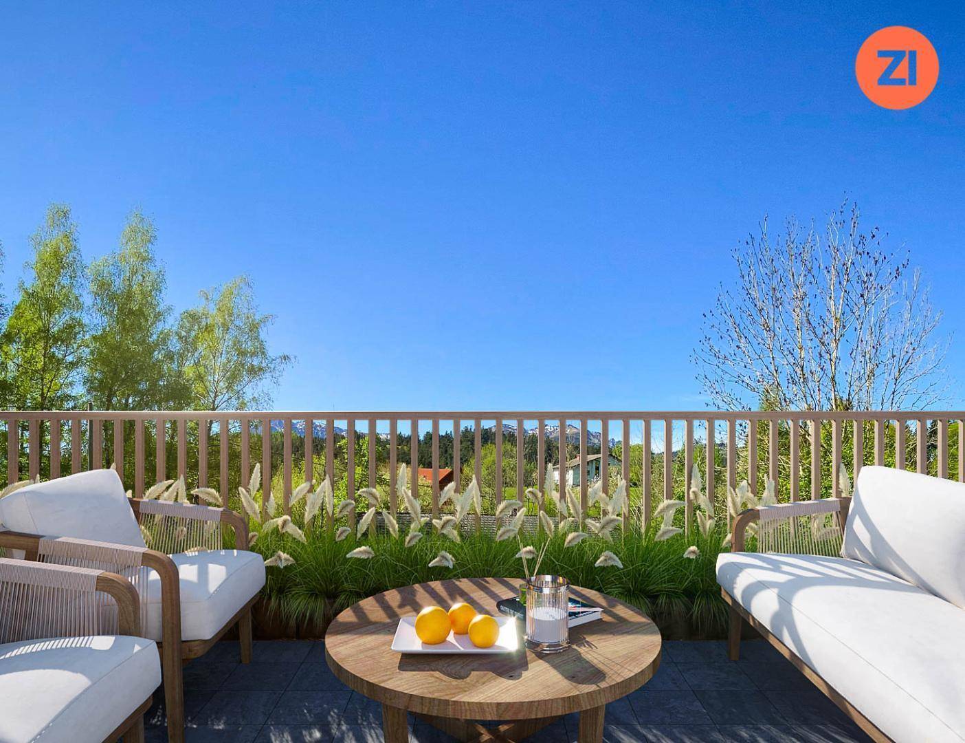 Gemütlicher Balkon mit Sitzgelegenheiten und Pflanzen, bietet einen weiten Blick ins Grüne.