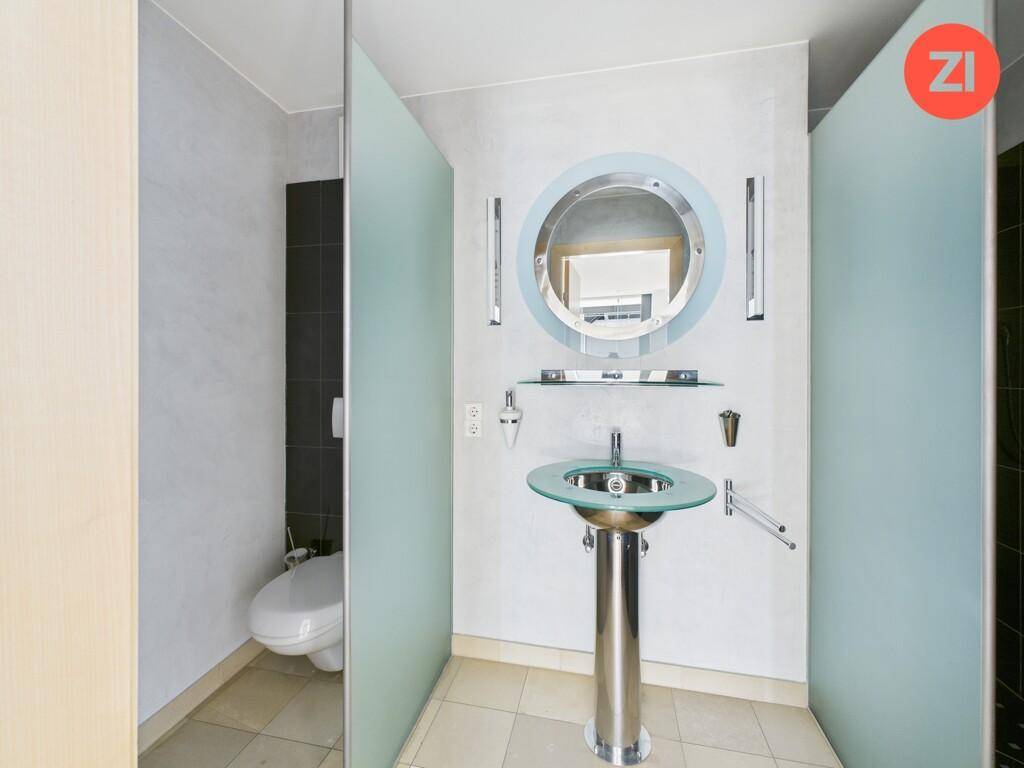 Modernes Gäste-WC mit ungewöhnlichem Waschbecken und Wand-WC.