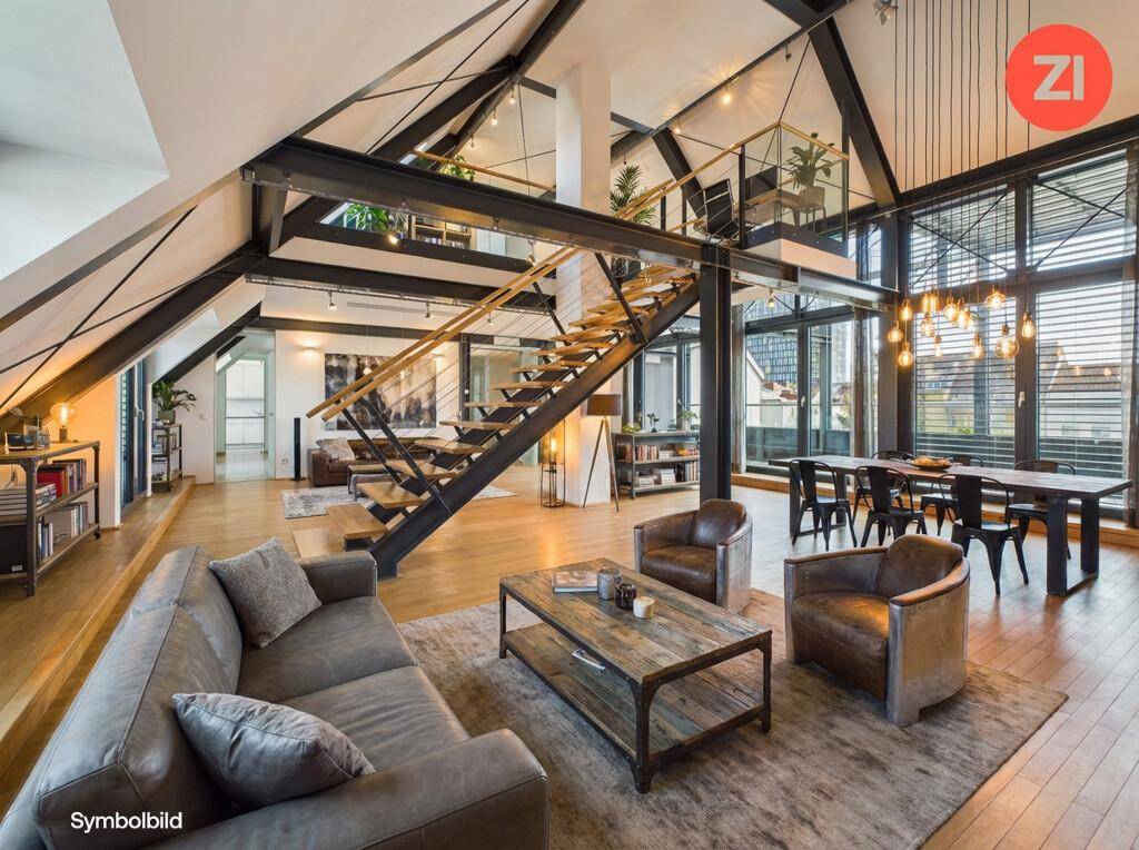 Stilvoller Wohn-Essbereich im Loft-Stil mit Holzboden, Galerie und großen Fenstern.