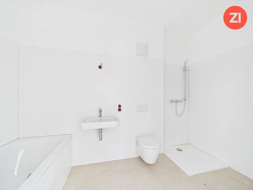 Modernes Badezimmer im Rohbau mit Badewanne, wandhängendem WC und Duschbereich.