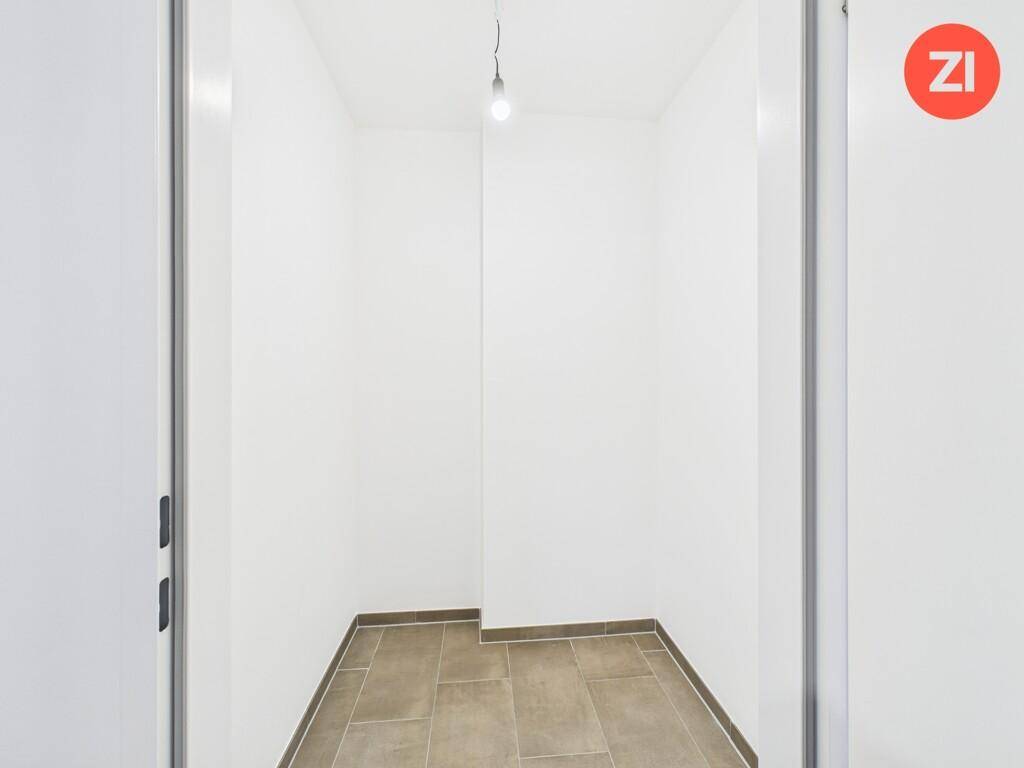 Praktischer Abstellraum mit Fliesenboden, ideal für zusätzlichen Stauraum im Haushalt.