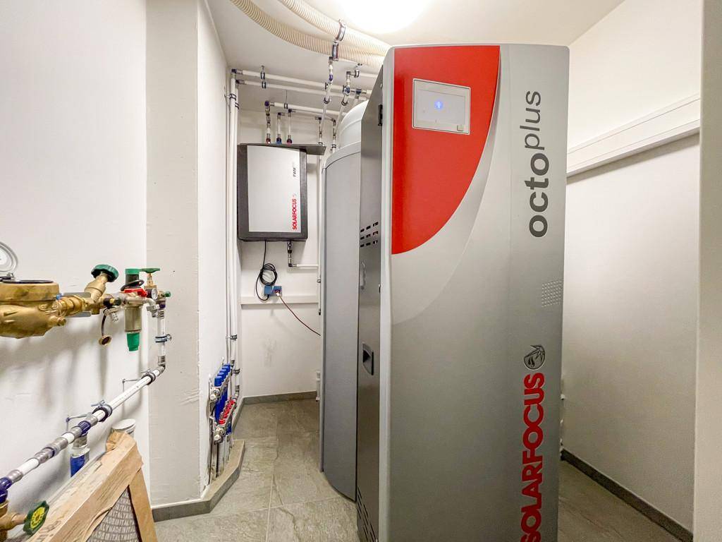 Technikraum mit moderner Heizungsanlage und komplexer Rohrinstallation für die Wärmeversorgung.