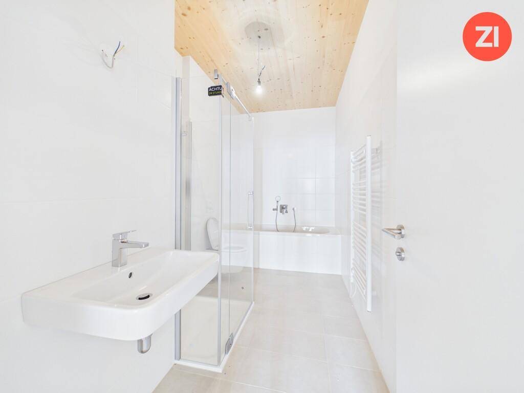 Modernes Badezimmer mit Duschkabine, Waschbecken, beheiztem Handtuchhalter und Holzdecke.