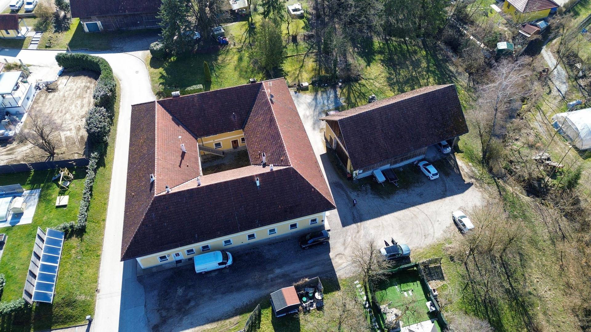 Weitläufige Luftaufnahme des Gebäudekomplexes und der ländlichen Umgebung mit weiteren Gebäuden.