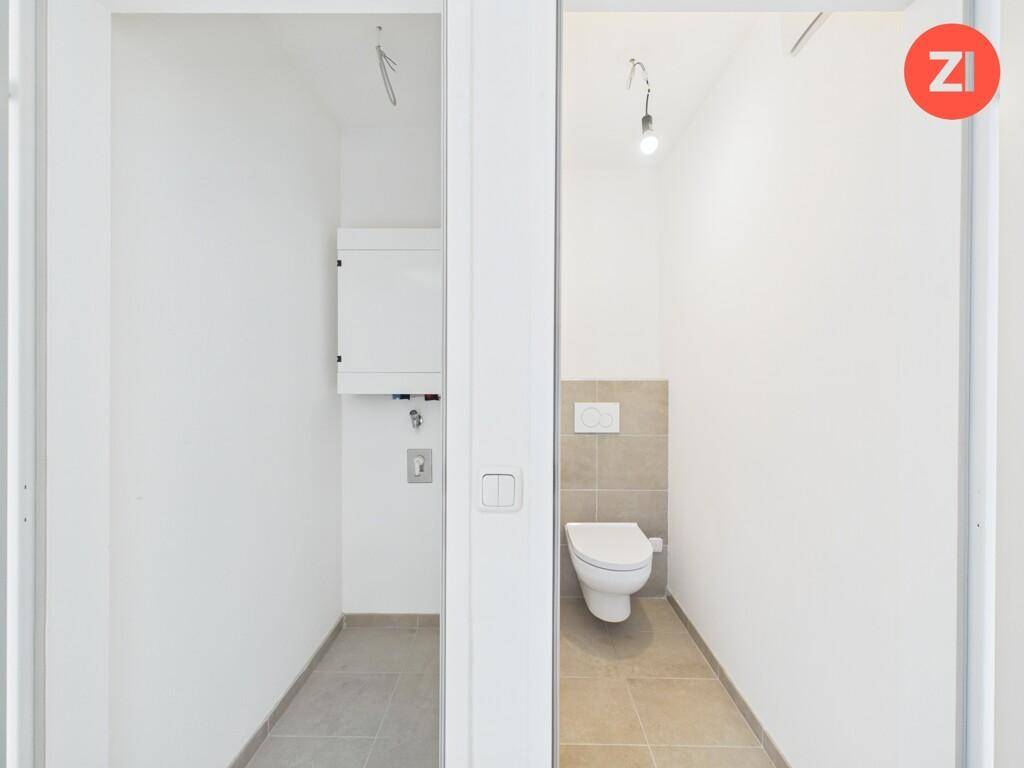 Zwei separate Räume, einer mit WC und der andere als Hauswirtschaftsraum oder Abstellkammer.