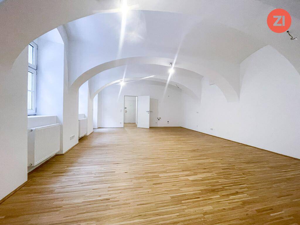 Geräumiger, heller Raum mit beeindruckenden Gewölbedecken und Parkettboden, vielseitig nutzbar.