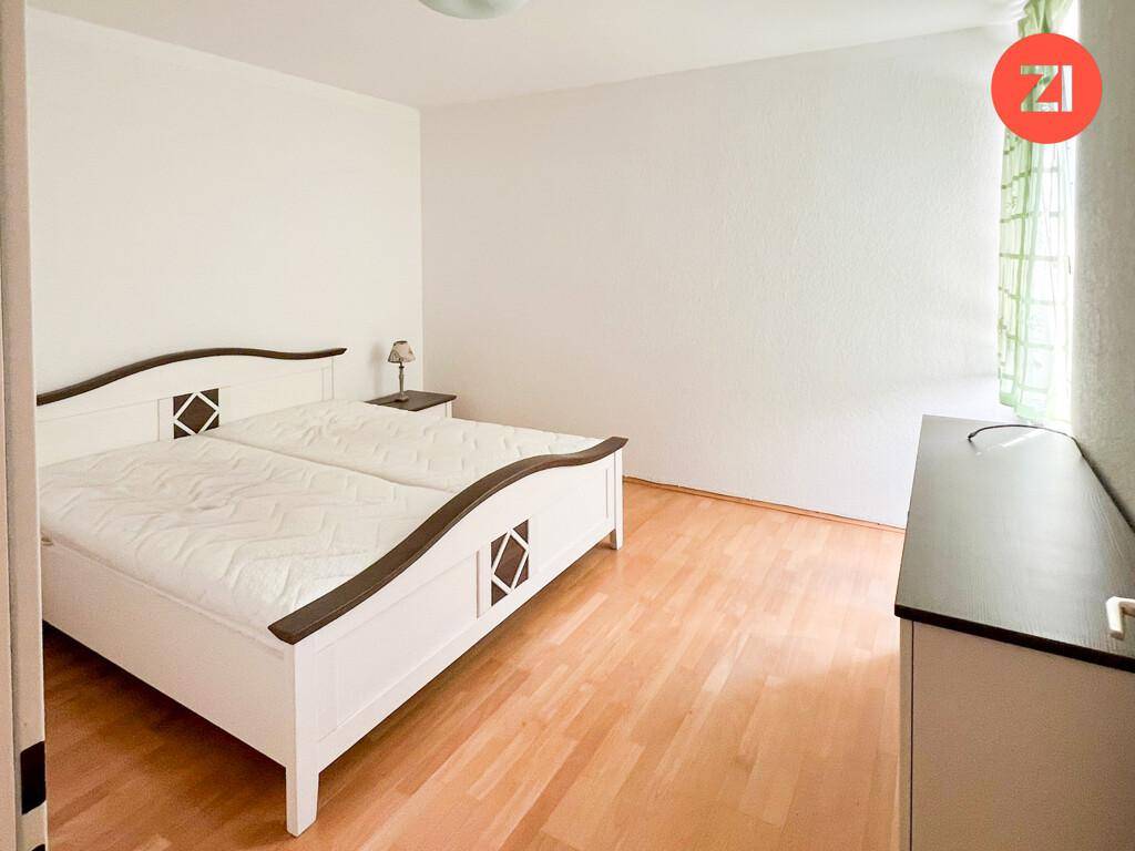 Helles Schlafzimmer mit Doppelbett, Holzboden und viel Platz für individuelle Gestaltung.