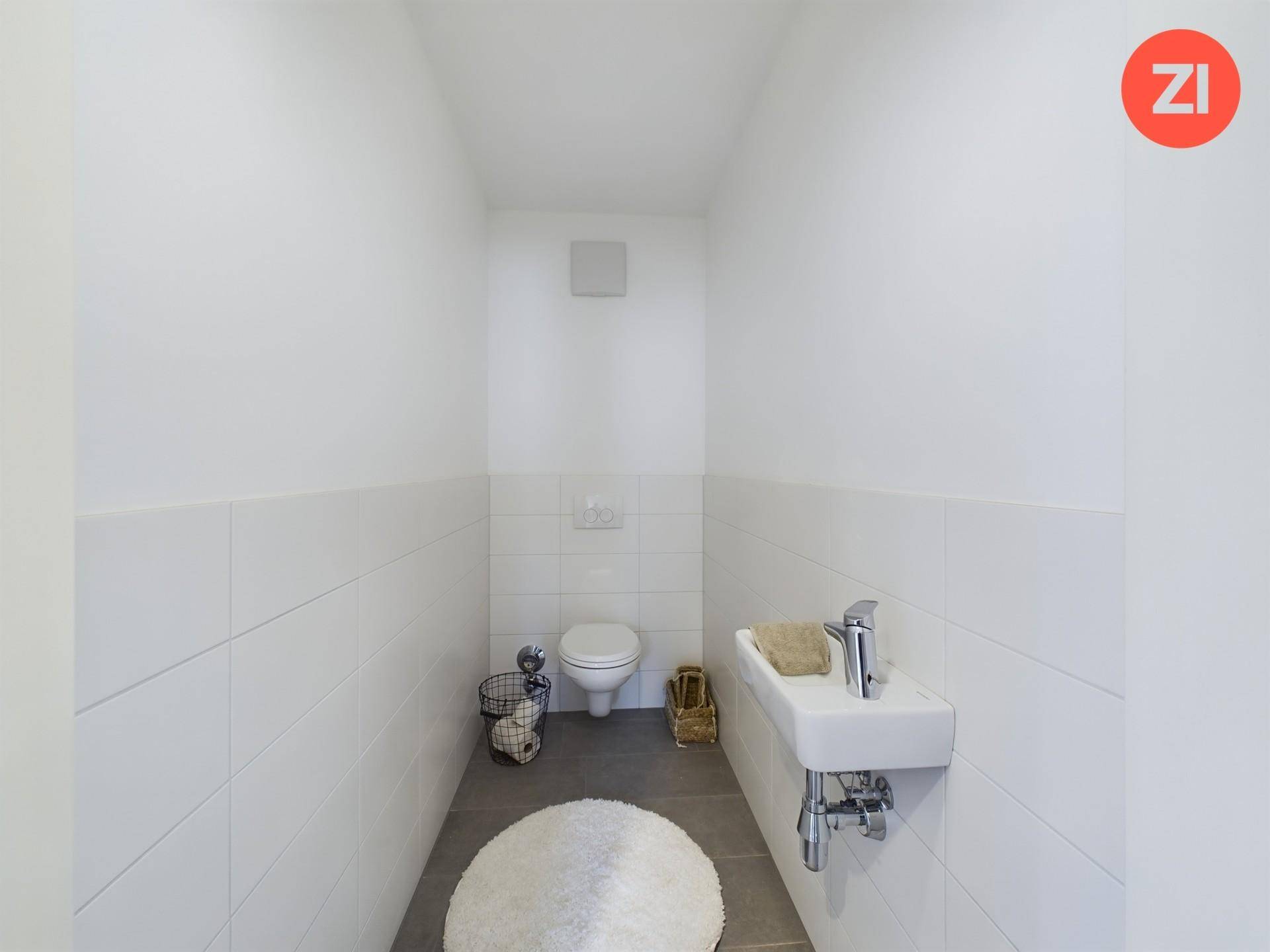 Kleines Gäste-WC mit Toilette und Handwaschbecken.