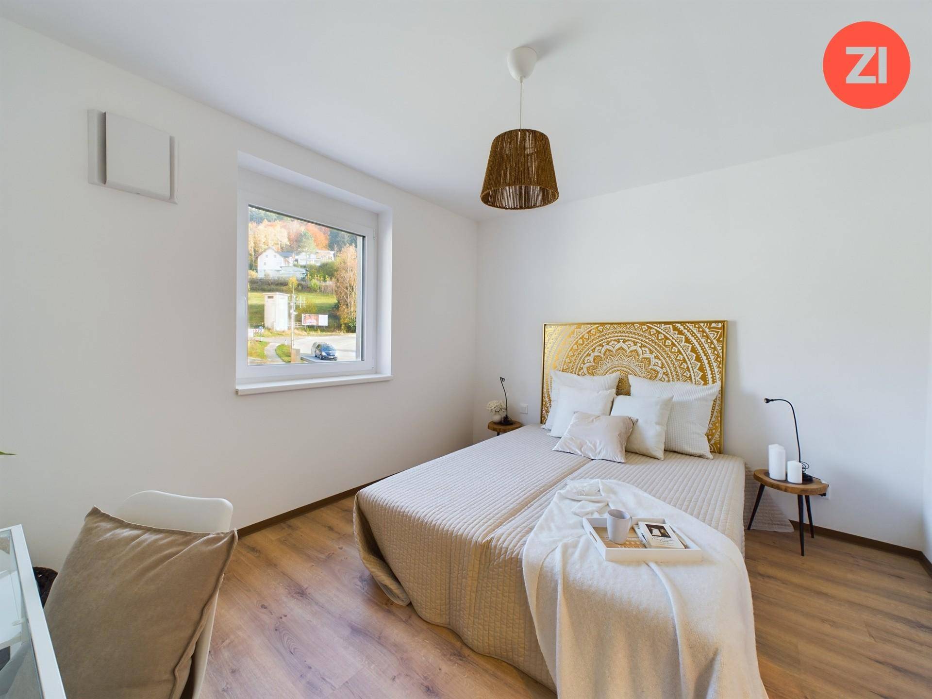 Gemütliches Schlafzimmer mit Doppelbett, dekorativem Kopfteil und Fenster.