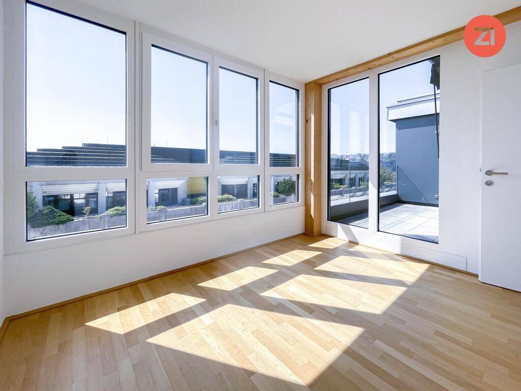 Heller Raum mit großen Fenstern, die einen weiten Blick bieten, und Zugang zur Terrasse.