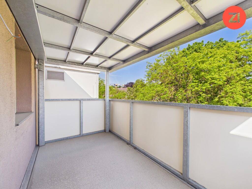 Überdachter Balkon mit Blick ins Grüne, ideal für entspannte Stunden im Freien.