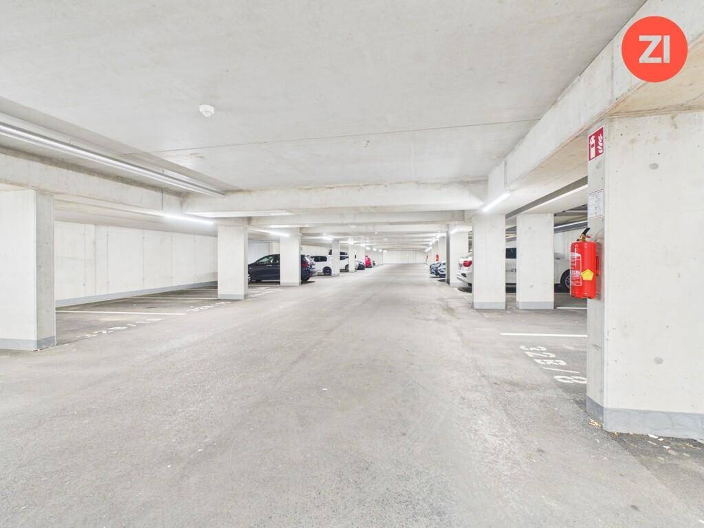 Geräumige Tiefgarage mit vielen Stellplätzen und guter Beleuchtung.