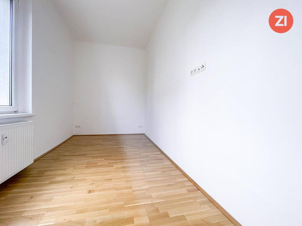 Kleiner, heller Raum mit Parkettboden und Fenster, ideal als Schlafzimmer oder Arbeitszimmer nutzbar.