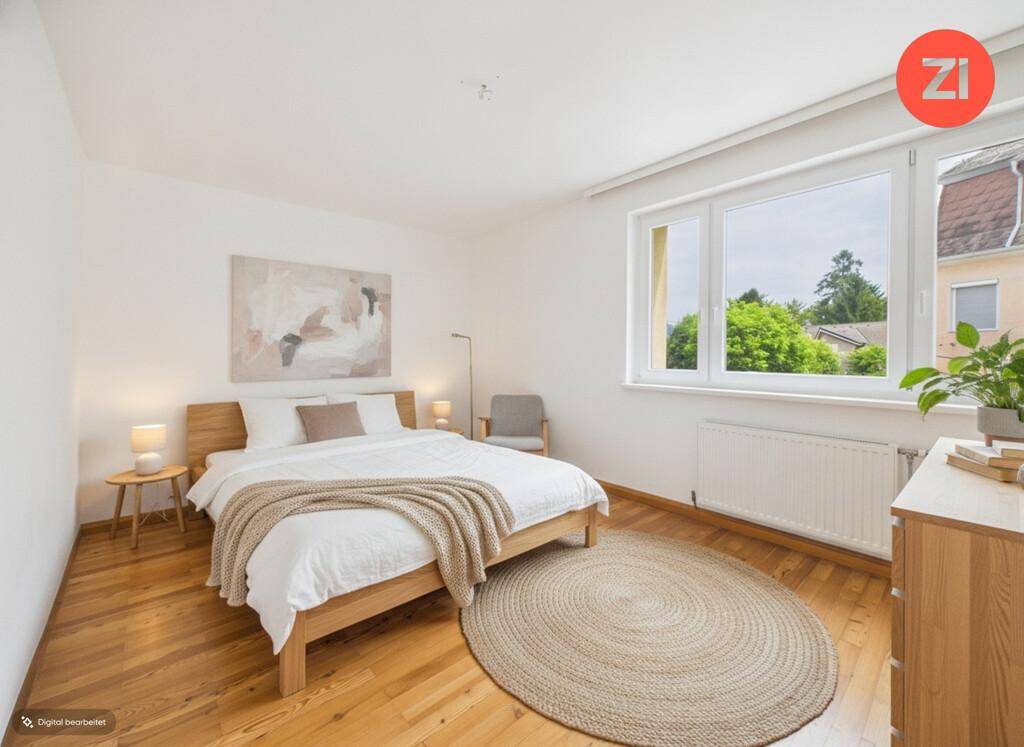 Digital inszeniertes Schlafzimmer mit Holzboden, Doppelbett und Blick auf die Umgebung.